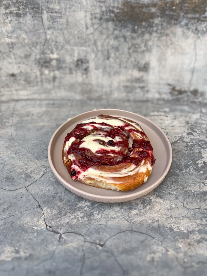 [6032] ROLL DE CANELA CON FRUTOS ROJOS